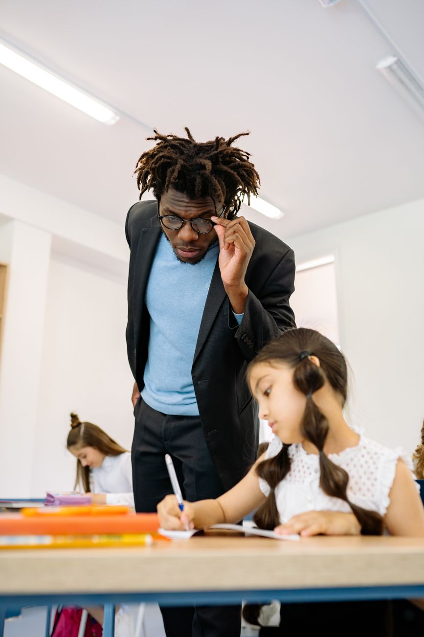 Professor mentorando aluno em ambiente de aprendizado